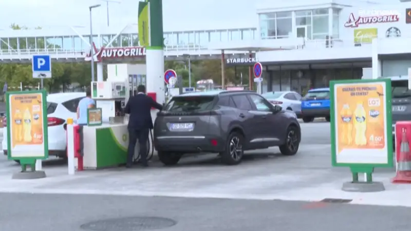 Frantsııanyń janarmaı quıý stansalarynda uzyn-sonar kezek paıda boldy