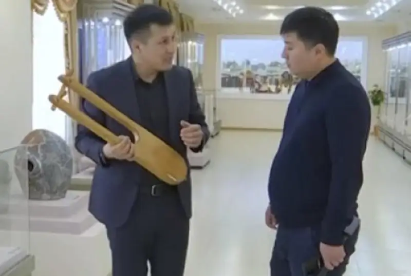 سىر وڭىرىندە تابىلعان كونە دومبىرانى ەۋروپالىقتار ءوز اسپاپتارىنا ۇقساتىپ ءجۇر