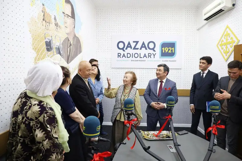الماتىداعى «قازاق راديوسىندا» انۋاربەك بايجانبايەۆ اتىنداعى ستۋديا اشىلدى - فوتو