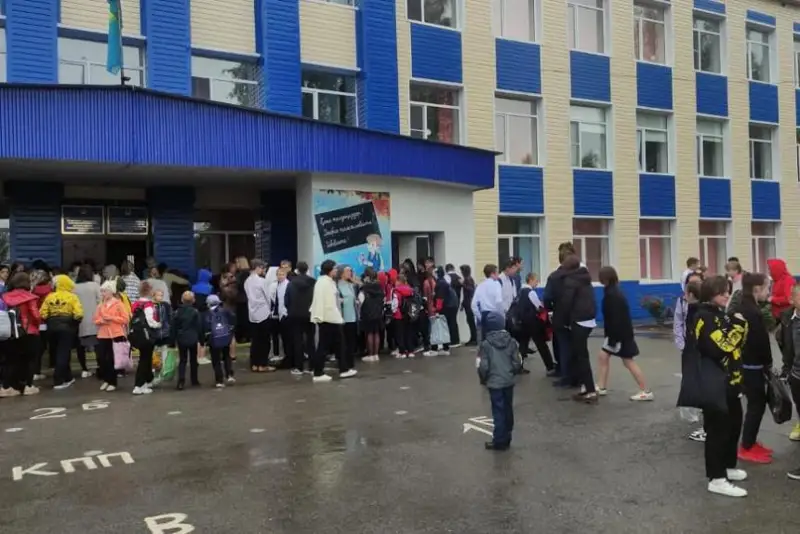 ش ق و-دا مەكتەپ ءىشى تۇتىندەپ، 500 گە جۋىق وقۋشى ەۆاكۋاتسيالاندى - ۆيدەو