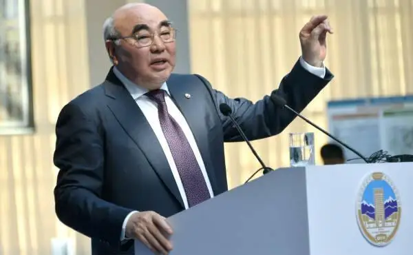 قىرعىزستاننىڭ تۇڭعىش پرەزيدەنتى اسقار اقايەۆ قازاق ۇلتتىق ۋنيۆەرسيتەتىندە ءدارىس وقىدى