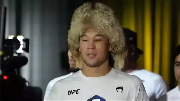 شاۆكات راحمونوۆتى ايگىلى كامارۋ ۋسمانمەن جەكپە-جەككە شىعارماق