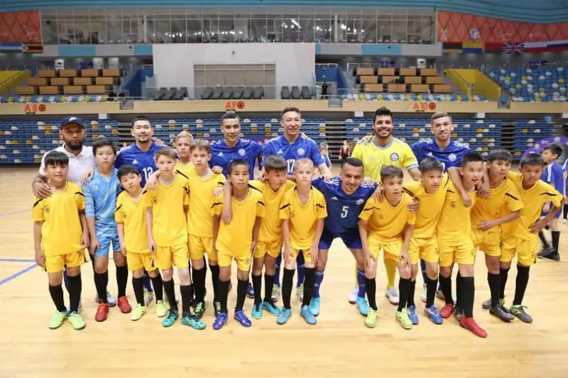 فۋتزالدان ۇلتتىق قۇراما مۇشەلەرى بالالارمەن دوستىق ماتچىن وتكىزدى