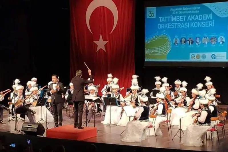 Туркия шаҳарларида  10 мингдан зиёд томошабинлар Қарағанди оркестрининг концертини томоша қилишди