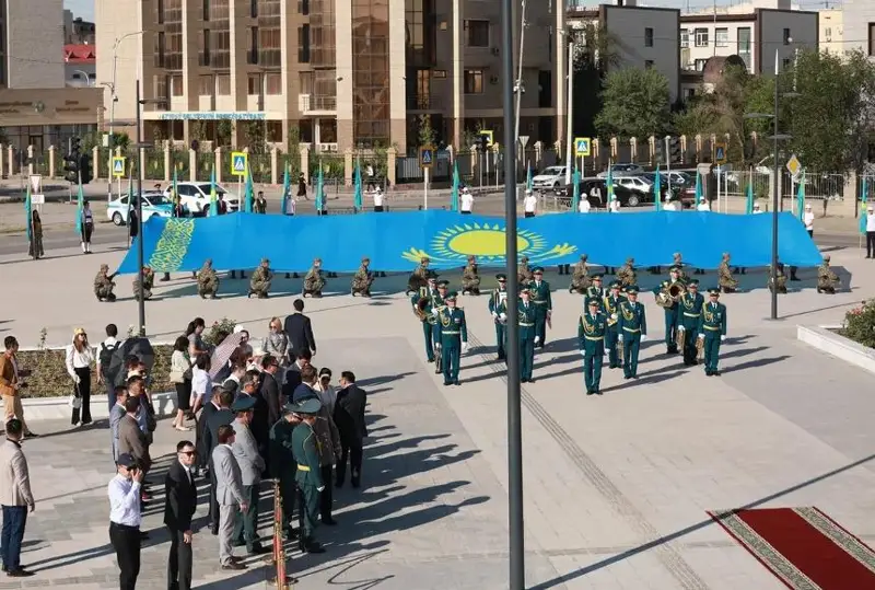 اتىراۋدا اسكەريلەر مەن ەرىكتىلەر مەملەكەتتىك تۋدى ۇستاپ، شەرۋ قۇردى - فوتو