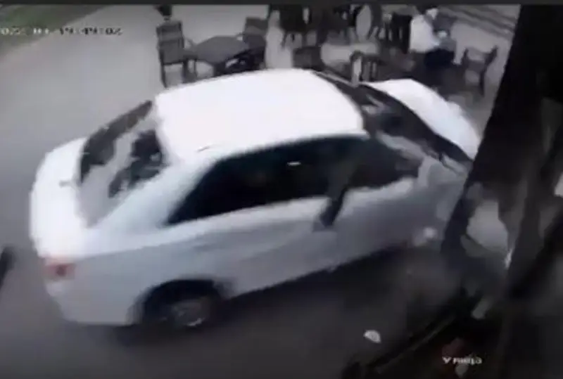 Almatyda jazǵy kafege kirip ketken kólik ústel basynda otyrǵan áıeldi baryp soqty
