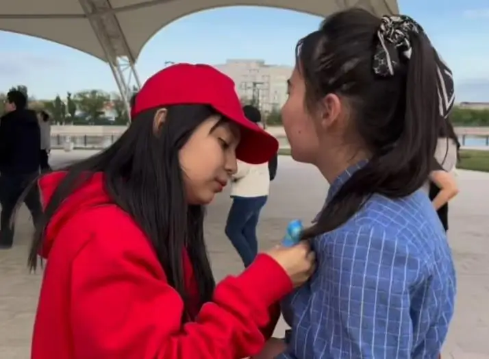 اتىراۋ تۇرعىندارىنا 1 مىڭ دانا «جەڭىس» لەنتاسى تاراتىلدى