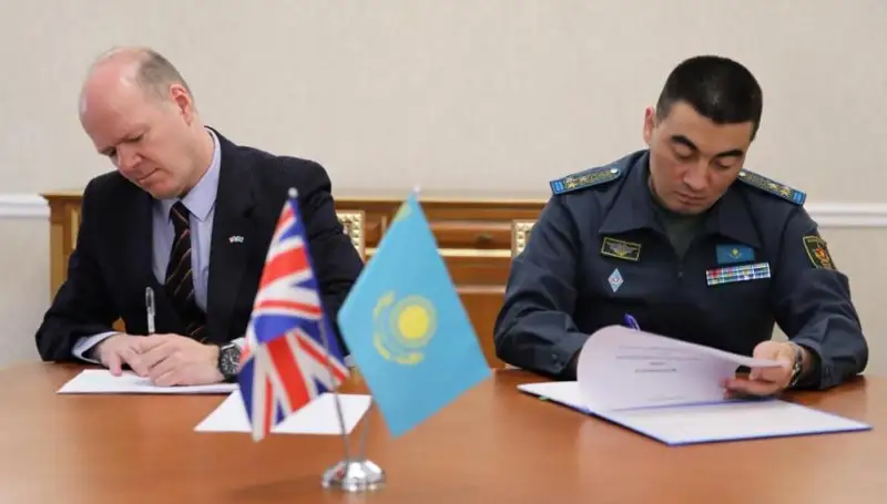 国防部国际关系司副司长会见英国驻哈武官