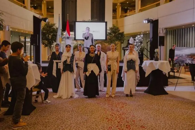 Бельгия ва Люксембургда қозоғистонлик дизайнерларнинг либослар коллекцияси намойиш этилди