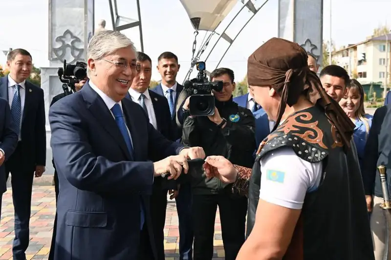 Birligimiz osy shegedeı myqty bolsyn: Sportshy temirden túıin túıip, Prezıdentke tartý etti