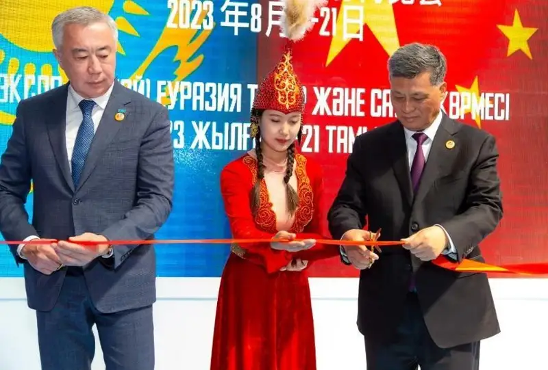 Макарон, сариёғ, асал: Урумчидаги кўргазмада Қозоғистон компаниялари ўз маҳсулотларини намойиш этди