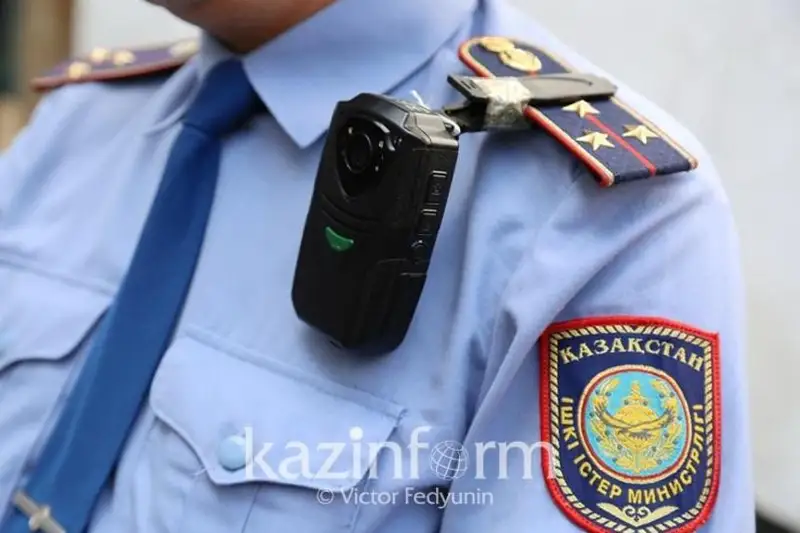 Atyraýda 9-qabattyń balkonynda jalǵyz júrgen eki jasar bala qutqaryldy