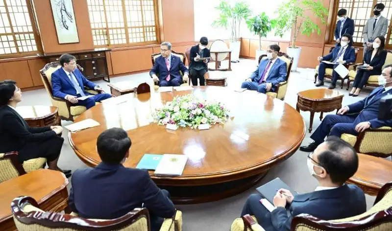 哈萨克斯坦大使会见韩国外长