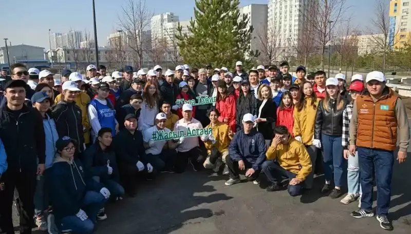 Қасим-Жомарт Тоқаев пойтахтда ўтказилган шанбаликда иштирок этиб, ёшлар билан бирга дарахт экди
