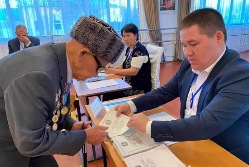 قىزىلوردادا 100 جاساعان قوس قاريا العاشقىلاردىڭ ءبىرى بولىپ داۋىس بەردى