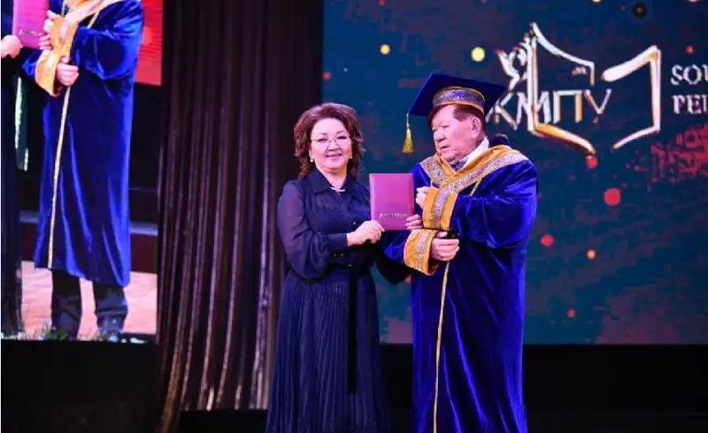 اقيىق اقىن مۇحتار شاحانوۆ «قۇرمەتتى پروفەسسور» اتاندى