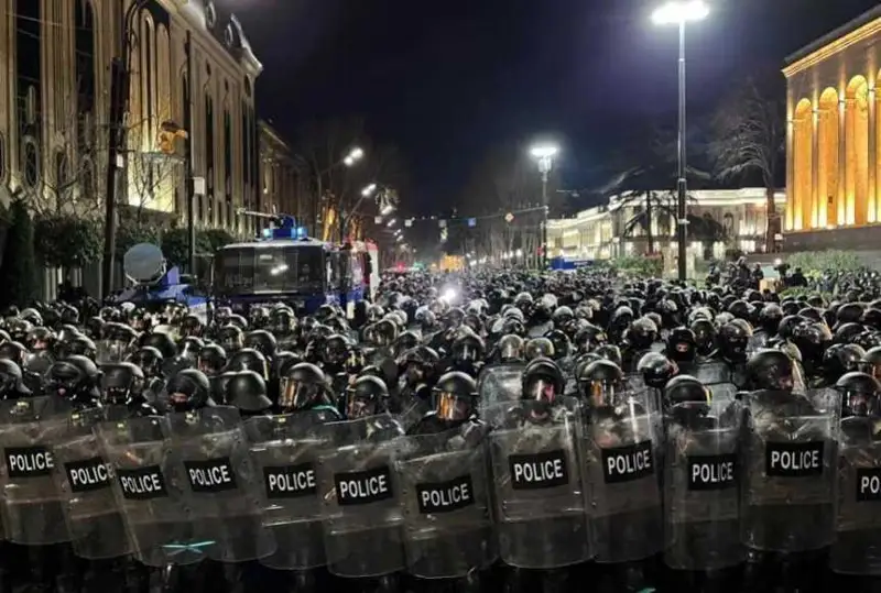 Тбилисида полиция намойиш иштирокчиларини ҳибсга олишни бошлади