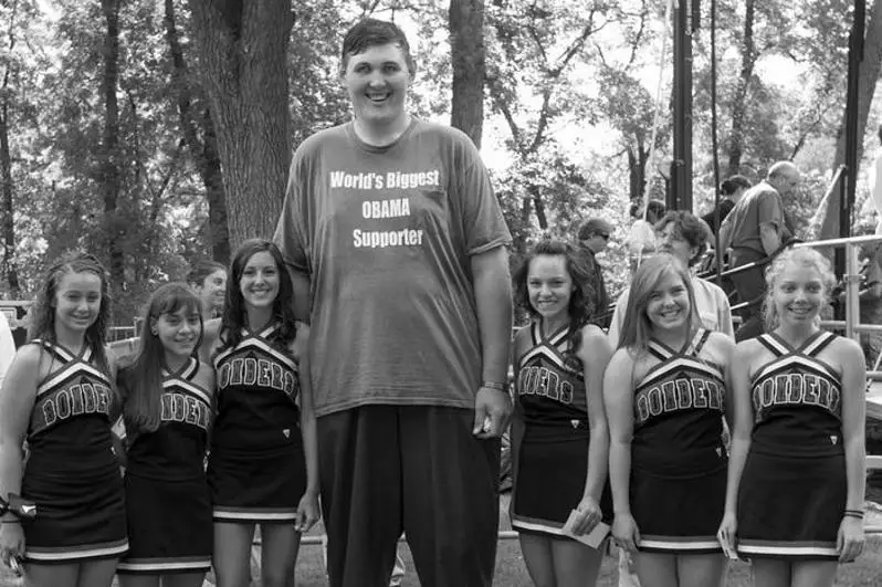 AҚШда бўйи энг узун йигит вафот этди