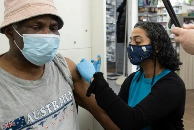 Коронавирус: Буюк Британия иккита вакцинани синаб кўрмоқчи