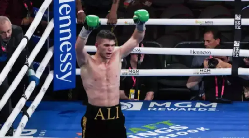 ەكى بەلبەۋ يەلەنگەن الي احمەدوۆ رەيتينگتە ۇزدىك 10 بوكسشىنىڭ قاتارىنا قوسىلدى