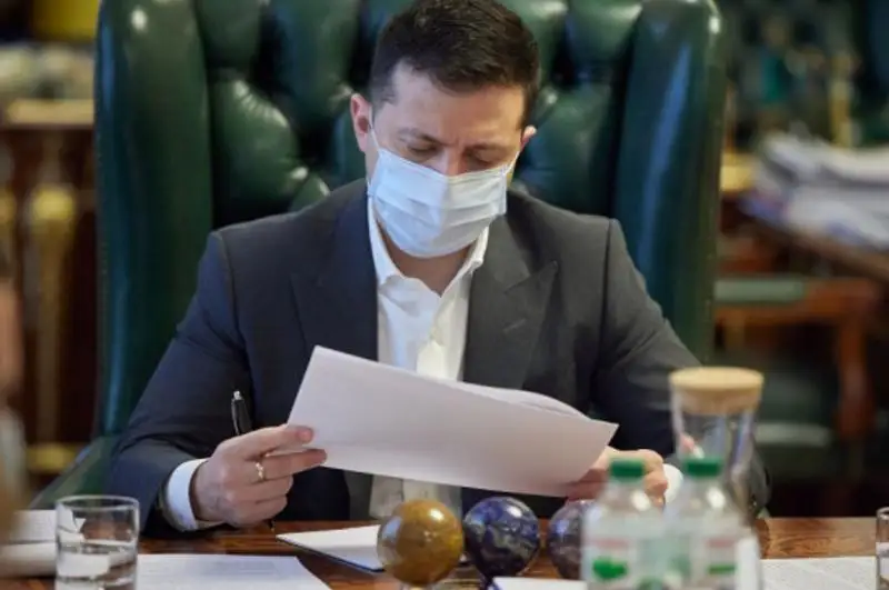 Украина Президенти умумий сафарбарлик тўғрисидаги фармонни имзолади