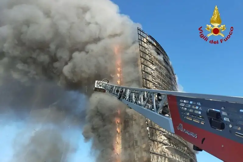 Италияда 18 қаватли уй бутунлай ёниб кетди