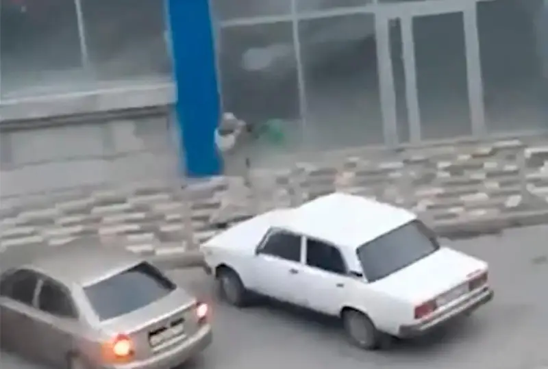 Reseıdiń Krymsk qalasynda er adam kóshede ketip bara jatqan turǵyndarǵa oq atty