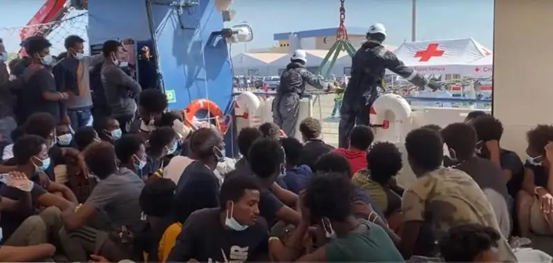 Италия: Ўрта ер денгизида 428 нафар муҳожир қутқарилди