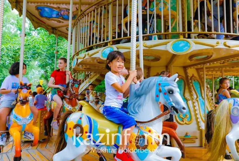 Алматида 22 минг бола Марказий боғдаги аттракционлардан бепул фойдаланиши мумкин