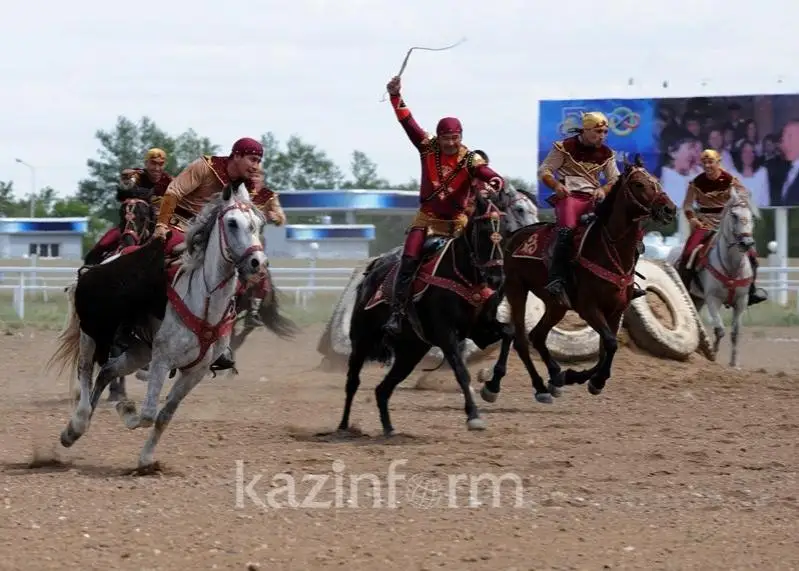 Чавандоз Атирау вилоятида ўтказилган пойгаларда иккита автомобил ютиб олди