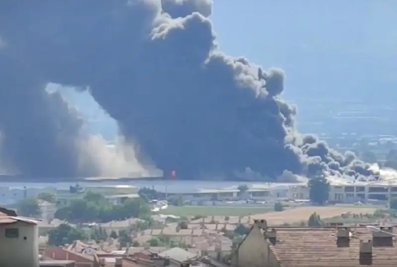 Туркиянинг Бурса вилоятида бир нечта завод ёнмоқда