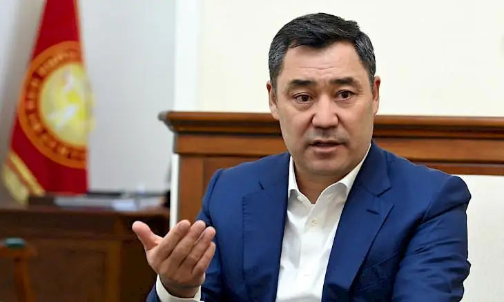 سادىر جاپاروۆ قىرعىز ەلىنىڭ بۇرىنعى پرەزيدەنتتەرىنىڭ باسىن قوستى