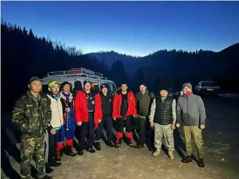 الماتىدا قار كوشكىنى بولعان كەزدە تاۋدا قالىپ قويعان تۋريستەر قۇتقارىلدى