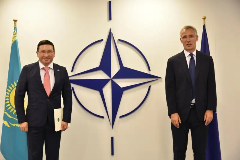 哈萨克斯坦大使向北约秘书长递交国书