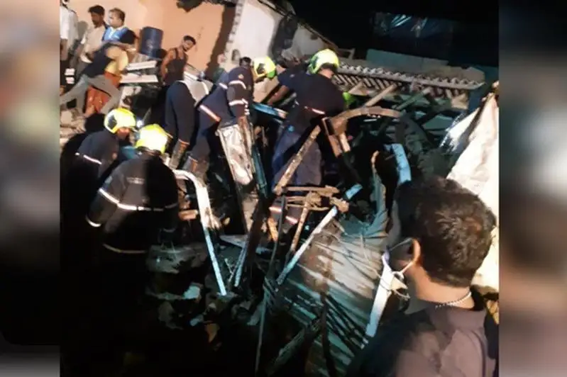 Мумбайда бино қулаб тушди, 11 киши ҳалок бўлди