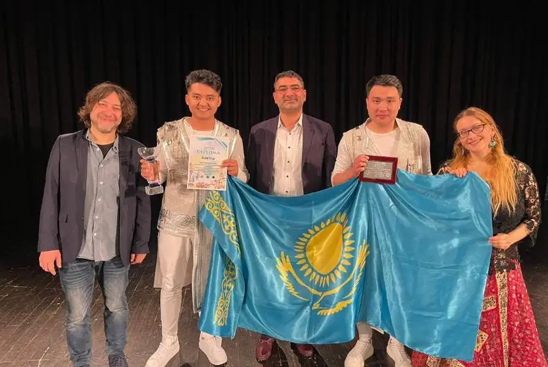 Қозоғистонлик дўмбрачилар Италияда бош совринни қўлга киритди