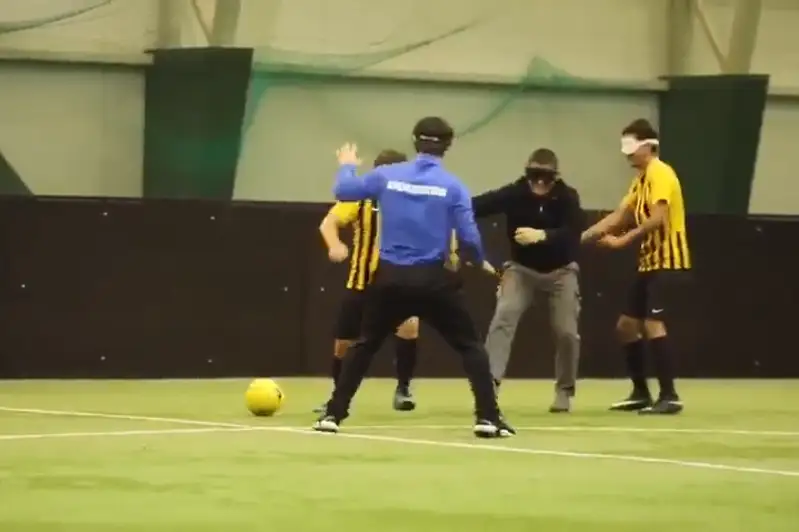 Хабиб Нурмагомедов Алматида кўзи ожизлар билан футбол ўйнади