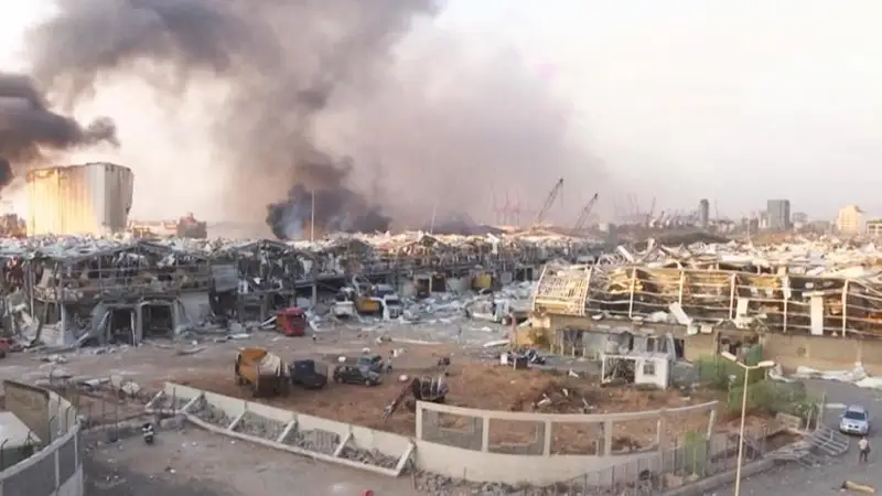 Байрут портида силос миноралари қулаб тушди