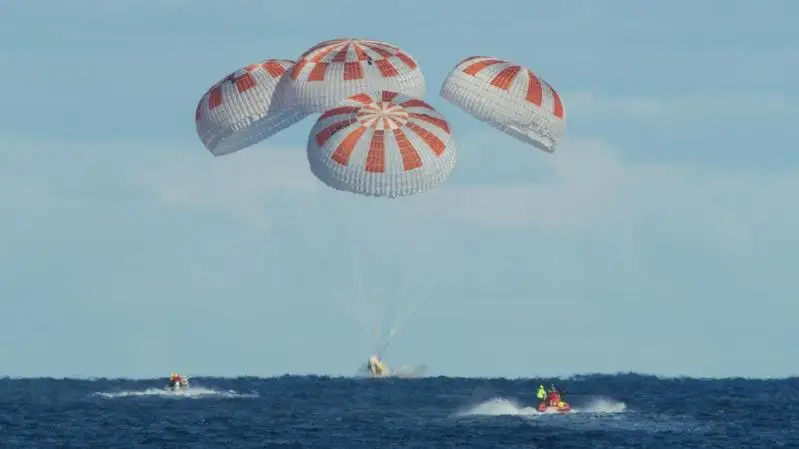 SpaceX龙号载人飞船顺利返航