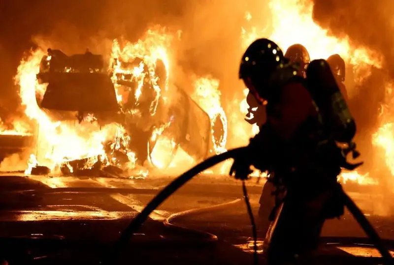 Францияда ўсмирнинг ўлдирилиши ортидан тунги норозилик намойишлари бўлиб ўтди, юзлаб одамлар ҳибсга олинди