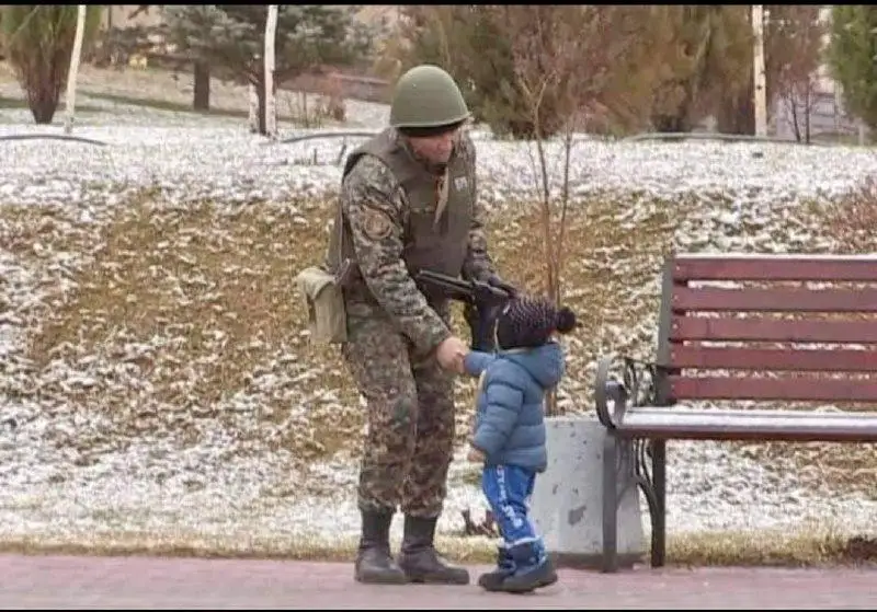 جەلىدە تاراعان بالا مەن ساربازدىڭ سۋرەتى شىمكەنتتە تۇسىرىلگەن