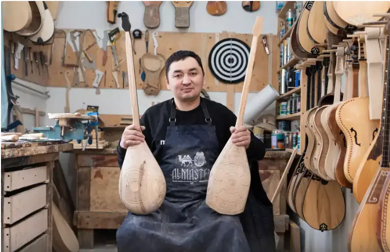 بەلگىلى قولونەرشى دومبىرا الاردا نەگە ءمان بەرۋ كەرەك ەكەنىن ايتتى