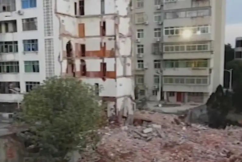 Хитой шарқида ётоқхона ўпирилиши оқибатида 4 киши ҳалок бўлди