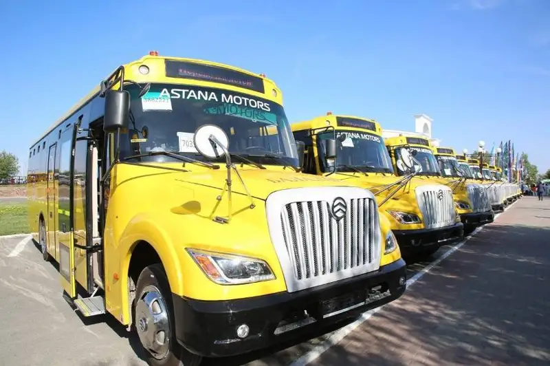 Қизилўрда вилояти ҳокими болаларга янги автобуслар ва лагерга йўлланма совға қилди