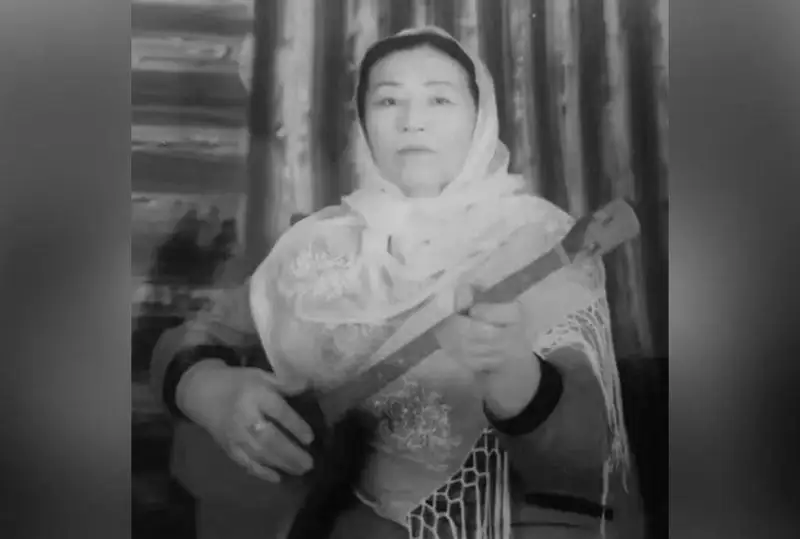 قىتايداعى ايتىسكەر اقىن جامالقان قاراباتىر قىزى دۇنيەدەن وزدى