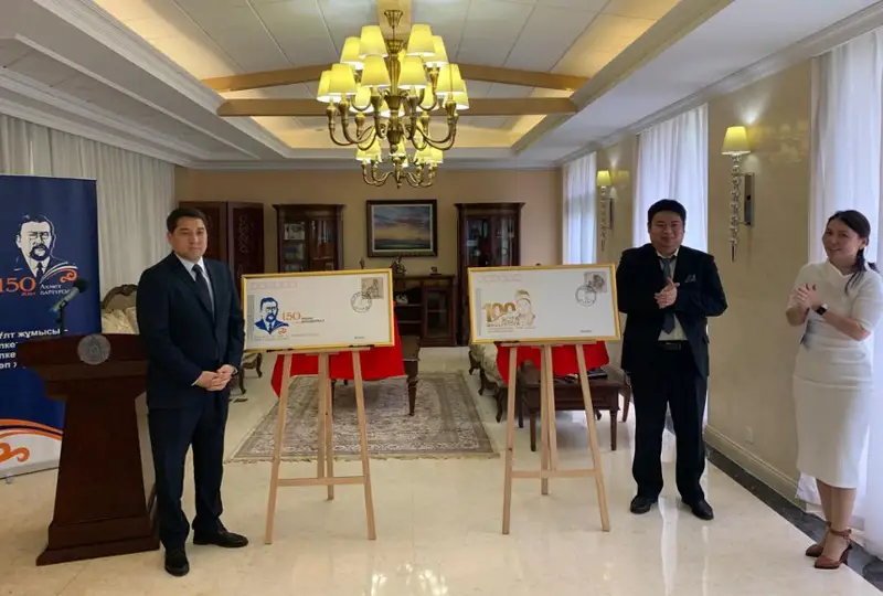 Памятные конверты в честь Ахмета Байтурсынова и Розы Баглановой выпустили в Пекине