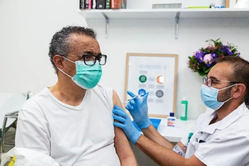 世卫组织总干事接种新冠疫苗