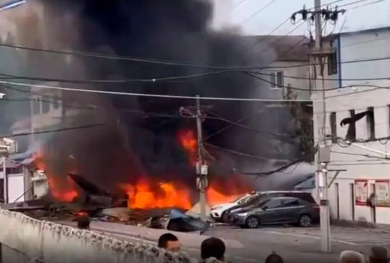 Самолет ВВС Китая упал на жилое строение - погиб один человек