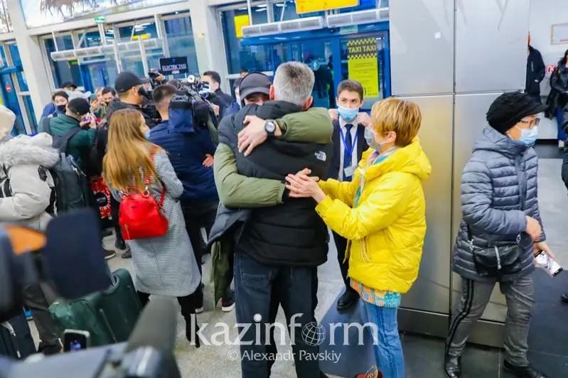 Ýkraınadan evakýatsııalanǵan qazaqstandyqtar mingen alǵashqy reıs Almatyǵa qondy