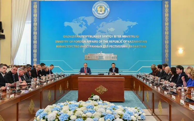 外交部向各国驻哈使节介绍即将举行的议会选举